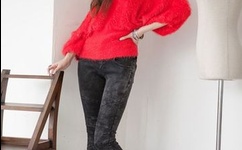 抱着边走边撞水流了一地的视频